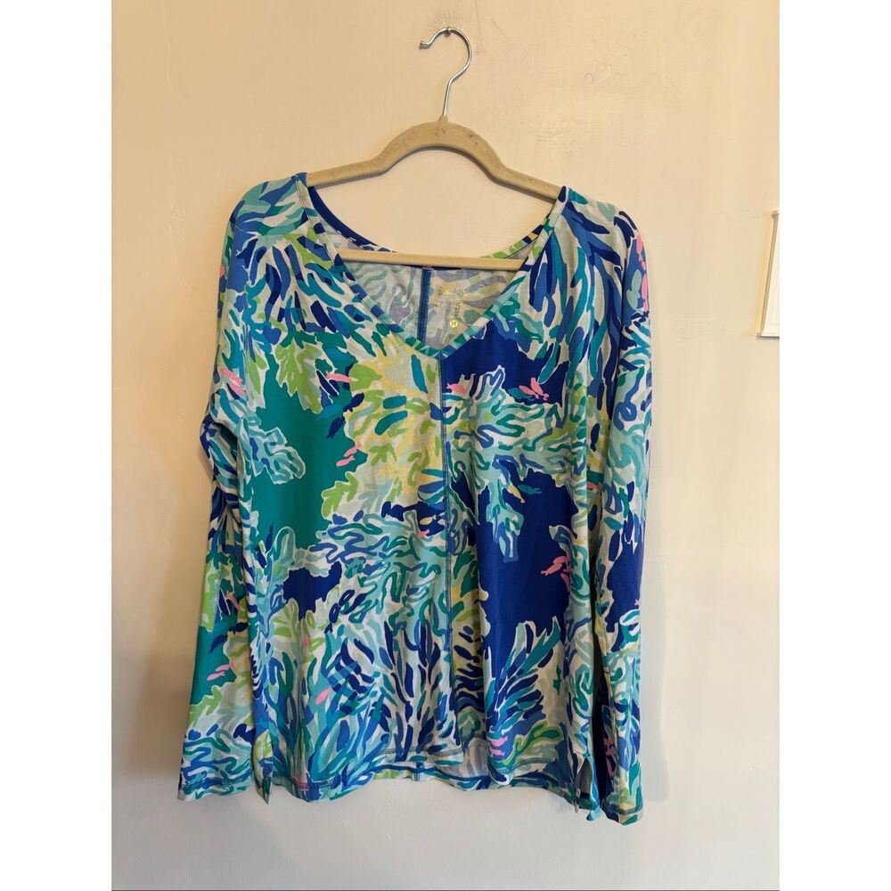 Lilly Pulitzer Luxletic Treena V-Neck Active Tee Size M Wade and Sea Print - Picture 2 of 8